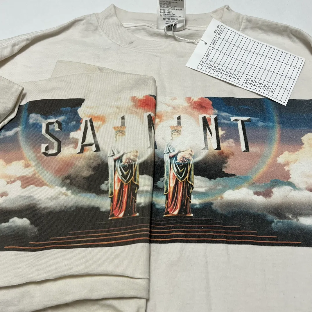 Printing proofing SAINT Mxxxxxx SAINT PICTURES L/S TEE/WHITE Columbia Pictures SAINT Goddess Long Sleeve Off-White S-XL Pays tribute to the Columbia Pictures Title Goddess. Full of fun. Ready-made garments are washed. The texture is soaring. Authentic level printing is restored. Look for cylindrical seamless fabrics. If it is not a cylindrical fabric, it is almost boring.